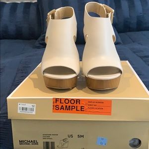 MK Josephine wedge Lt Cream